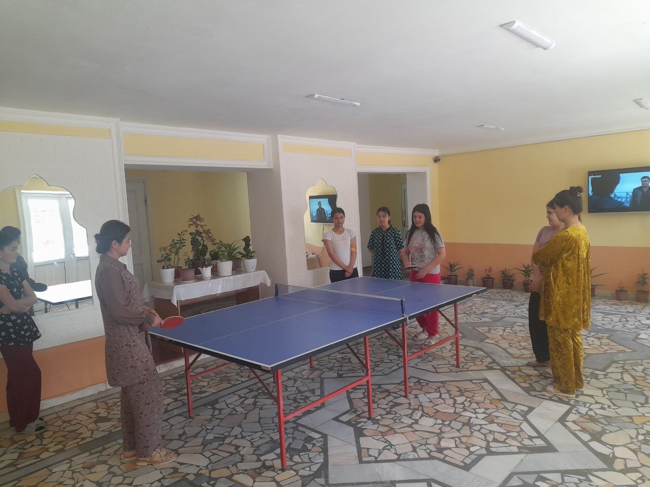 O'quvchilar turar joyida stol tennisi to'garagi.